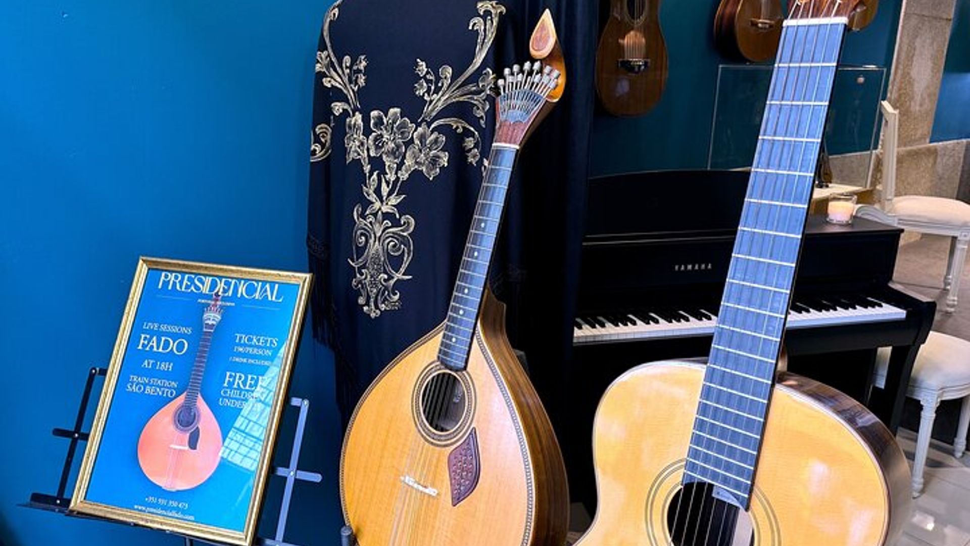 Porto: Spettacolo di Fado e vino di Porto alla Stazione di São Bento