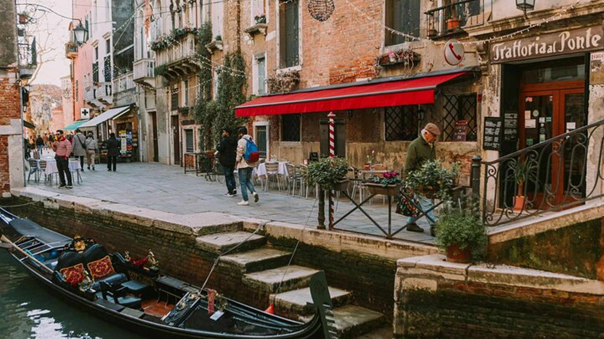 Venice Walking Guided Tour and Gondola Ride