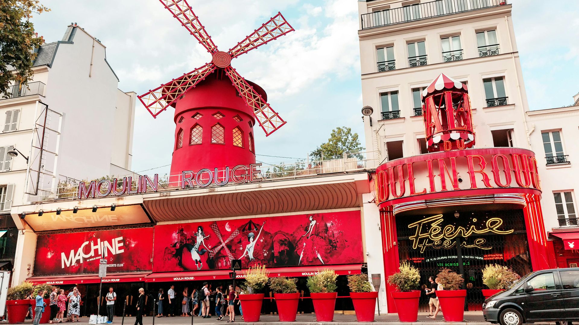 Paris: Dinner at the Eiffel Tower, Cruise and Show at Moulin Rouge
