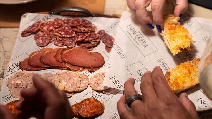 Barcelona El Raval and Poble Sec Tapas and Wine Tasting Tour