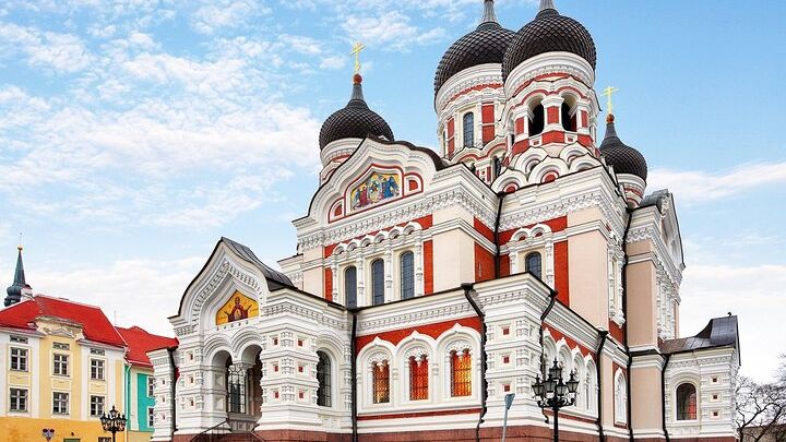 Tallinn Group Walking Tour with Transport