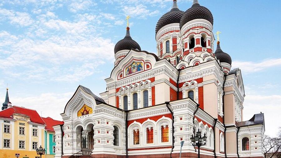Tallinn Group Walking Tour with Transport