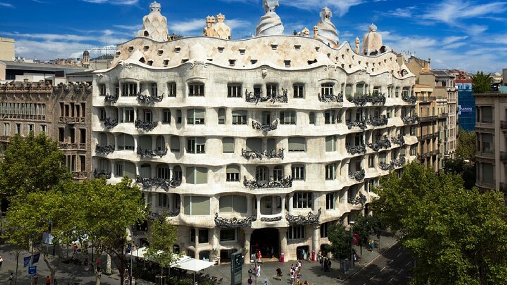 La Pedrera Premium: Exclusive Tour with Cava & Stunning View