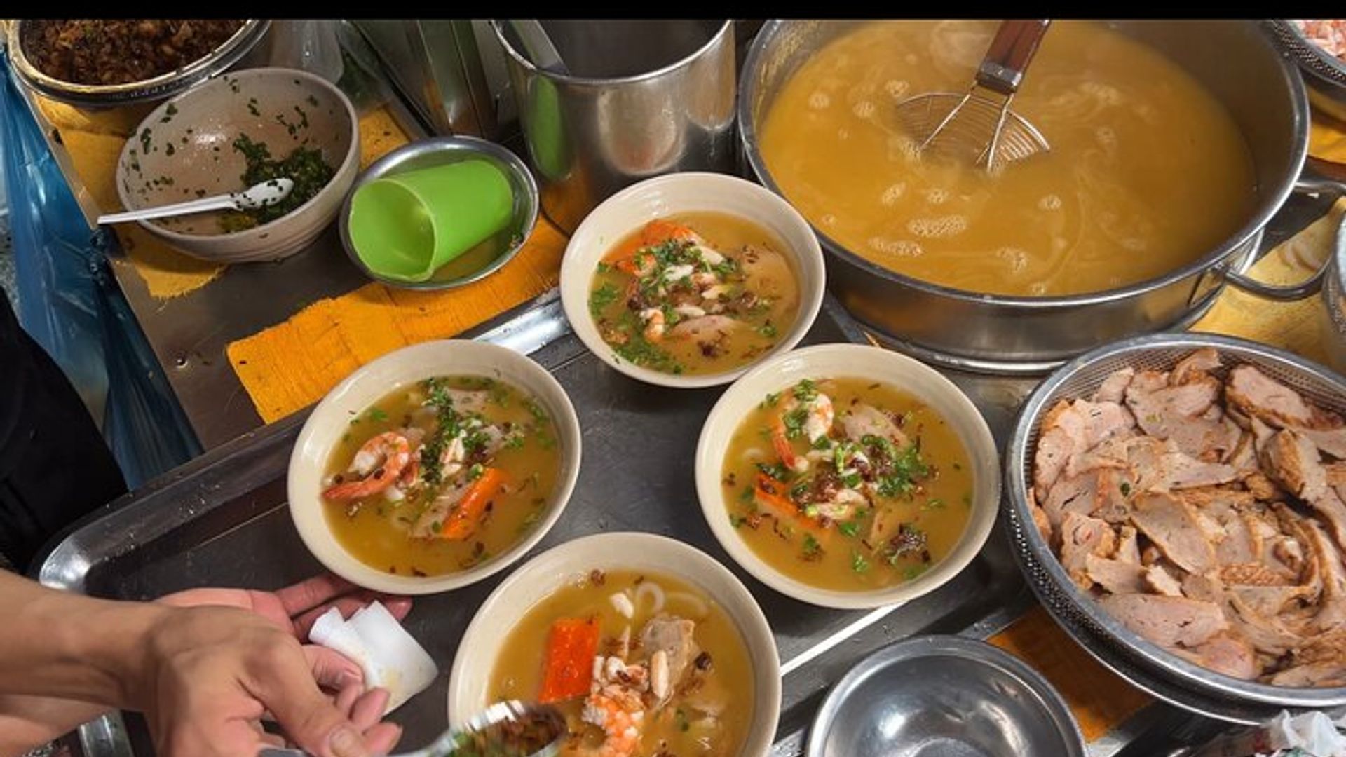 Tour gastronómico nocturno por la ciudad de Ho Chi Minh en scooter, guía de la mujer