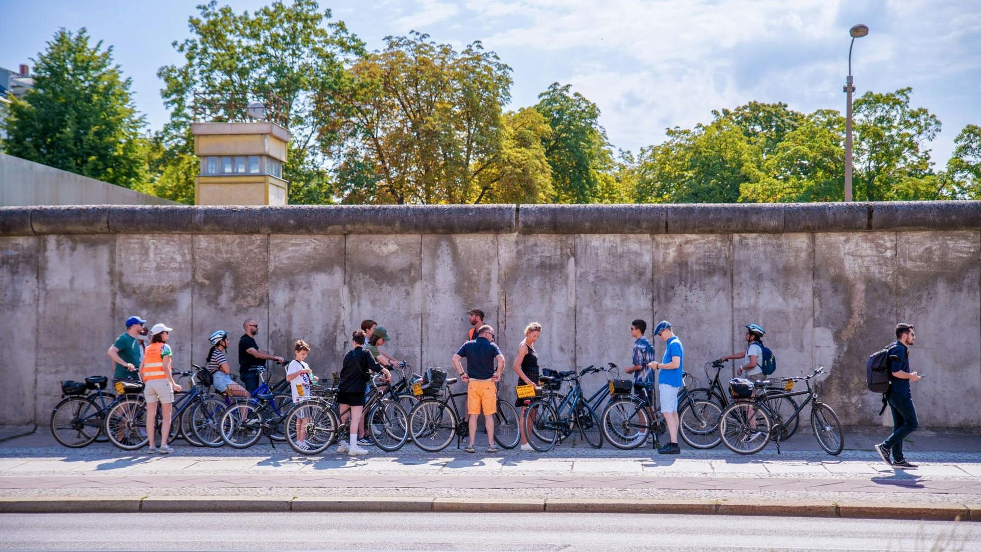 Berlin Wall and Cold War Bike Tour in Dutch