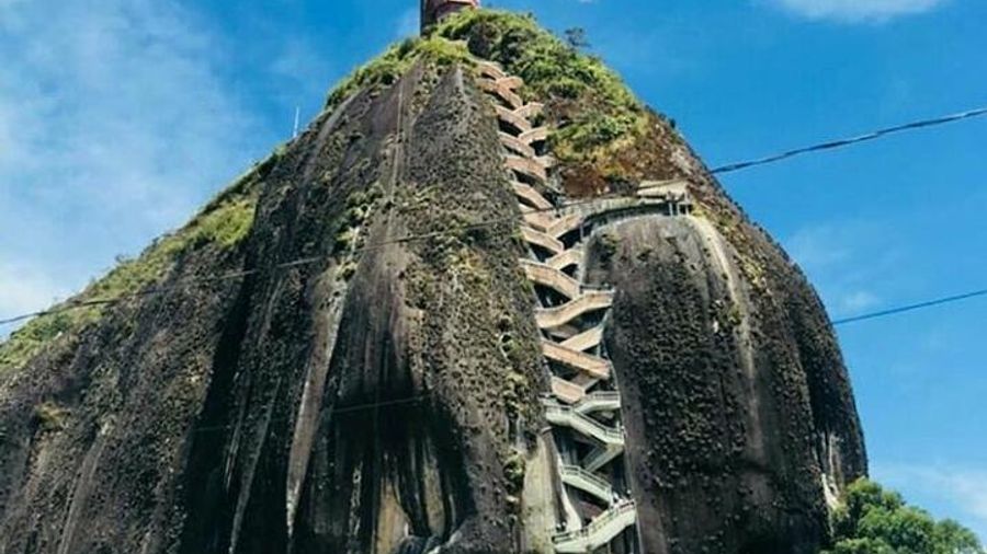 Medellin Group Tour to Guatape With Meals and Llama Farm Visit