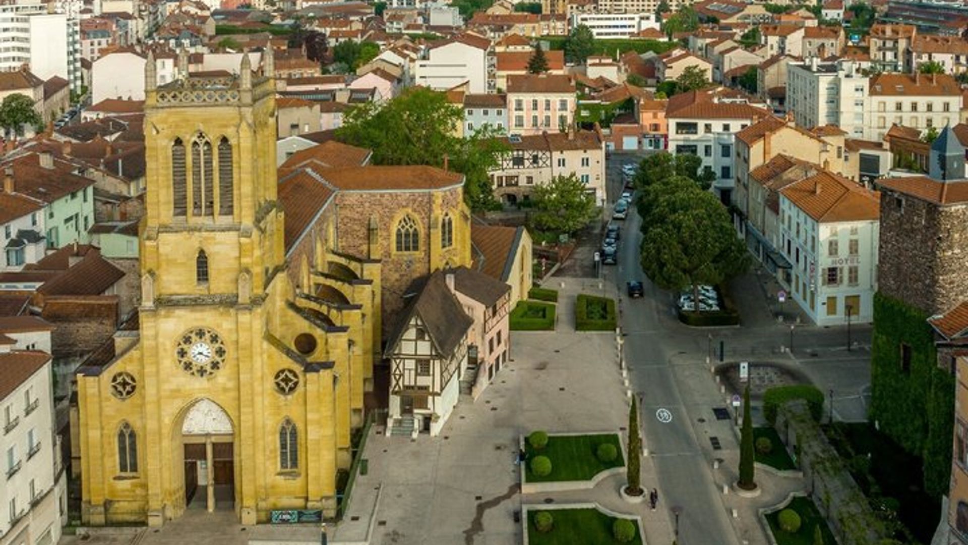 Roanne: 1h15 audio guided walking tour and 20 audio commentaries