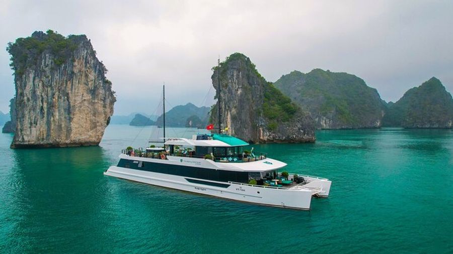 Halong Bay and Lan Ha Bay: Full-Day Catamaran Cruise