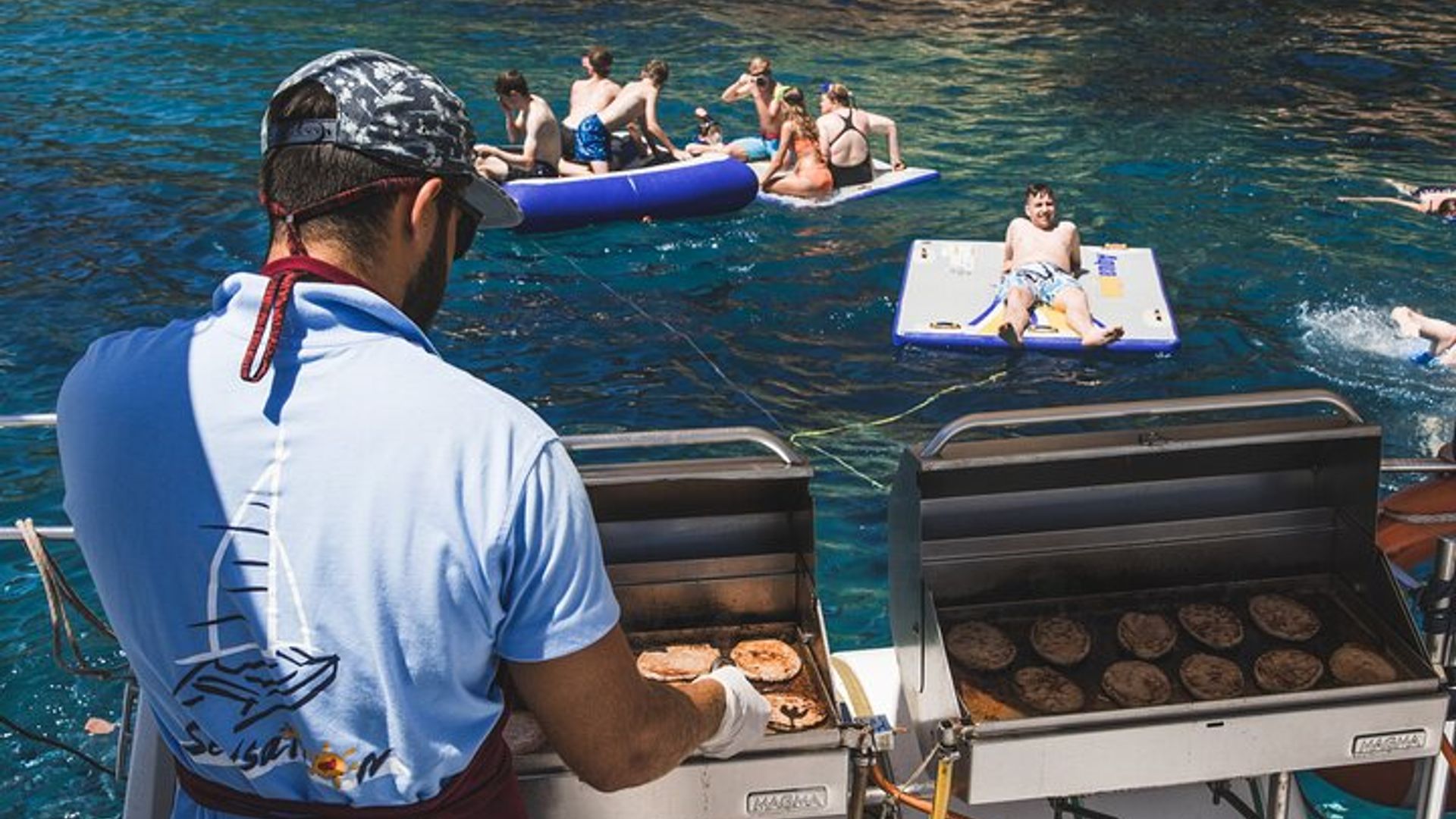 Salida en Catamaran ambiente jóven al mediodia