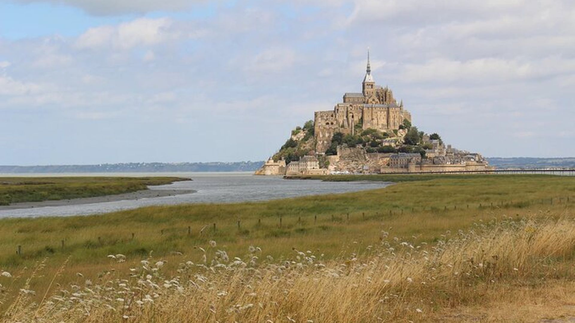 D-Day Omaha Beach Private Tour with CDG Transfer and Champagne