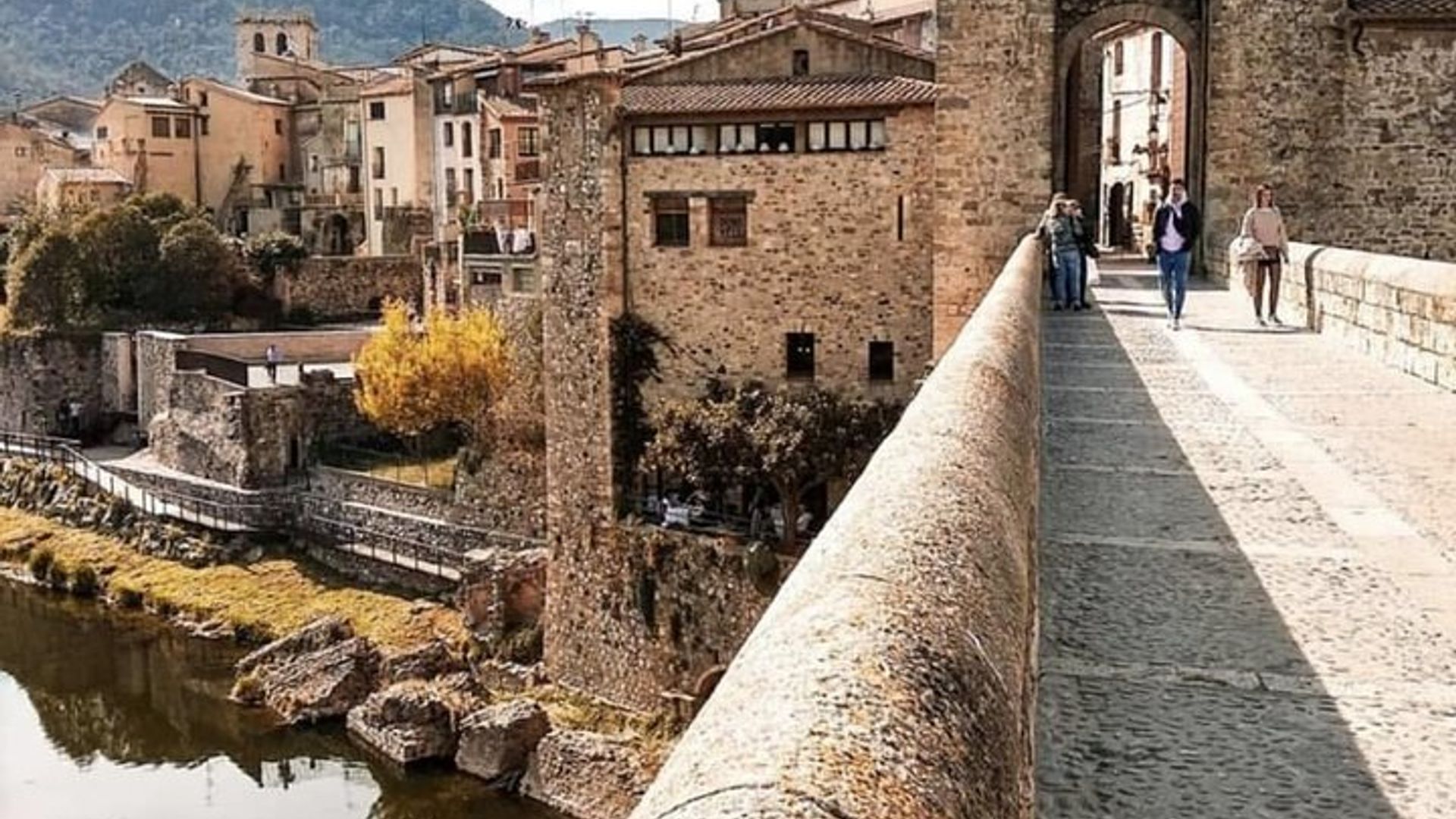 Three Medieval Gems & Local Lunch Private Tour from Barcelona