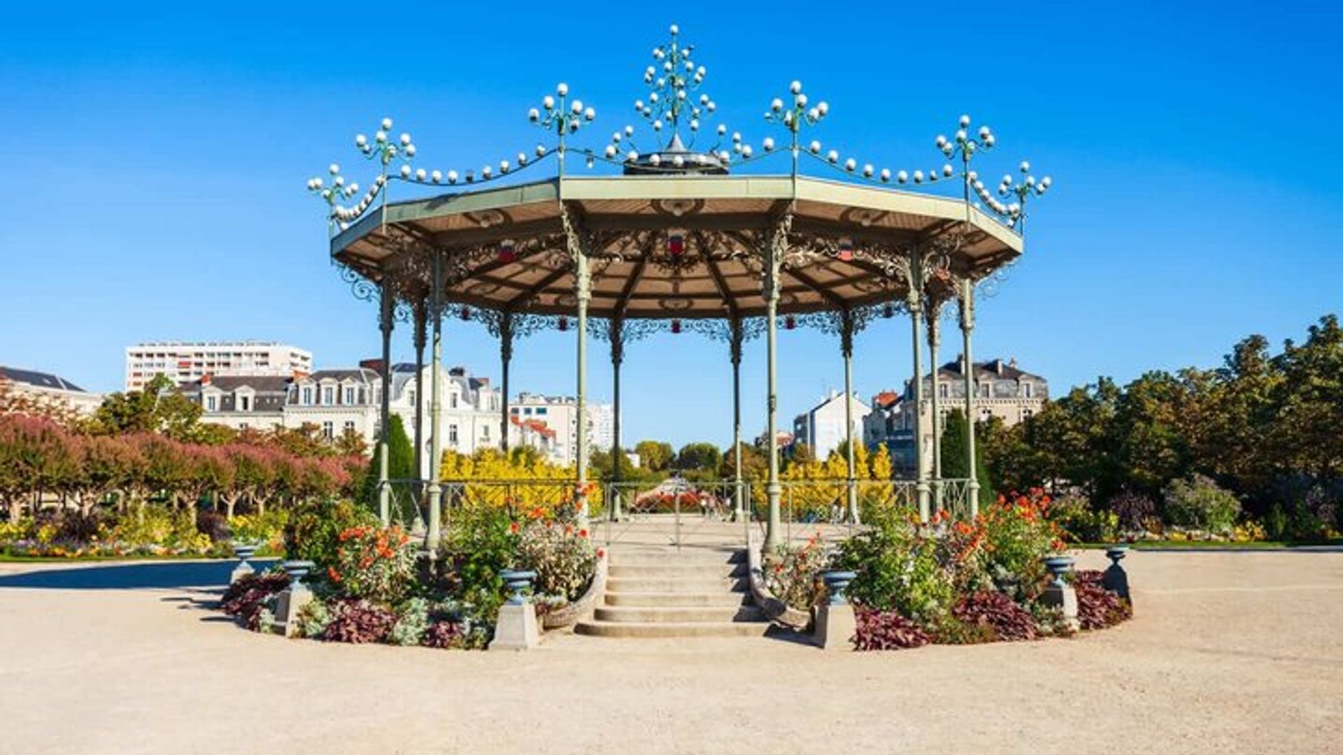 Hello Angers: Private 2 Hour Intro City Walk with Local Guide