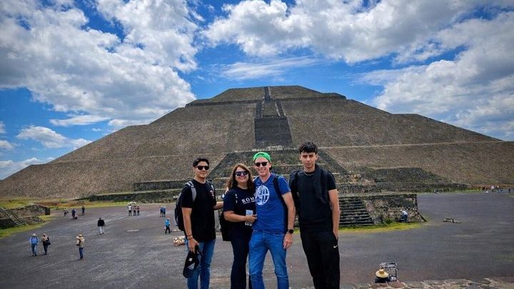 Pyramids of Teotihuacan without VIP commercial stops