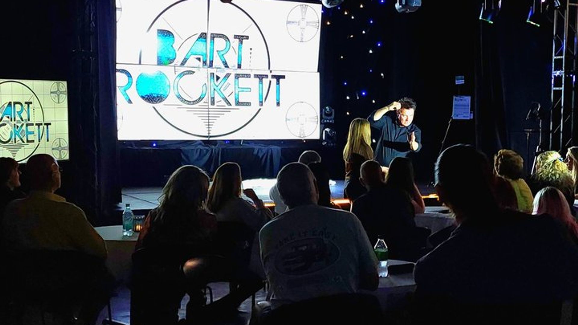 Expérience de spectacle de magie et d'humour immersif en direct