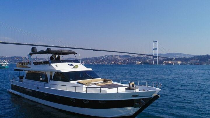 Istanbul Private Luxury Yacht Cruise on Bosphorus Strait