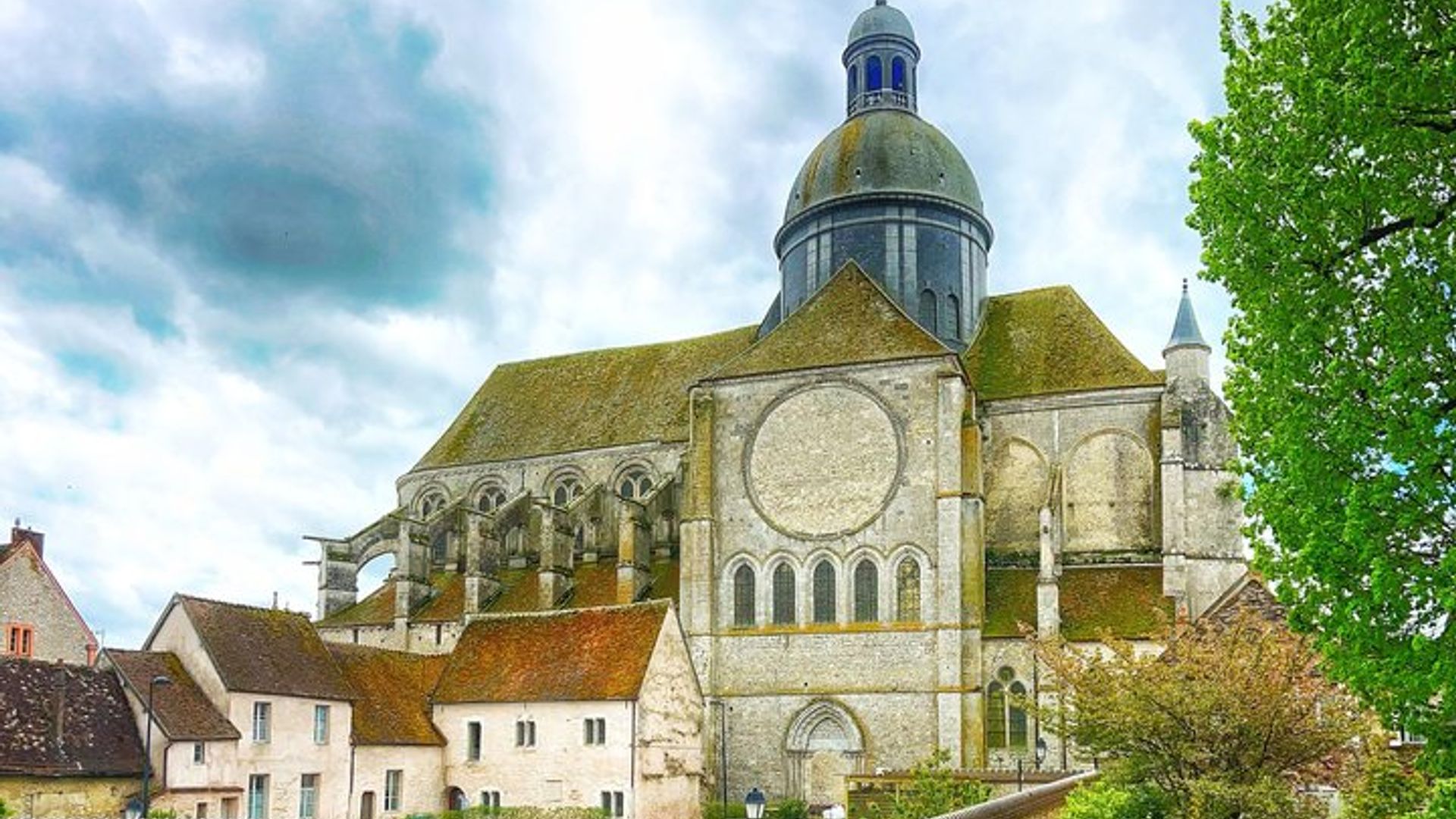 Dracula's Castle, Peles Castle, and Brasov Tour from Bucharest