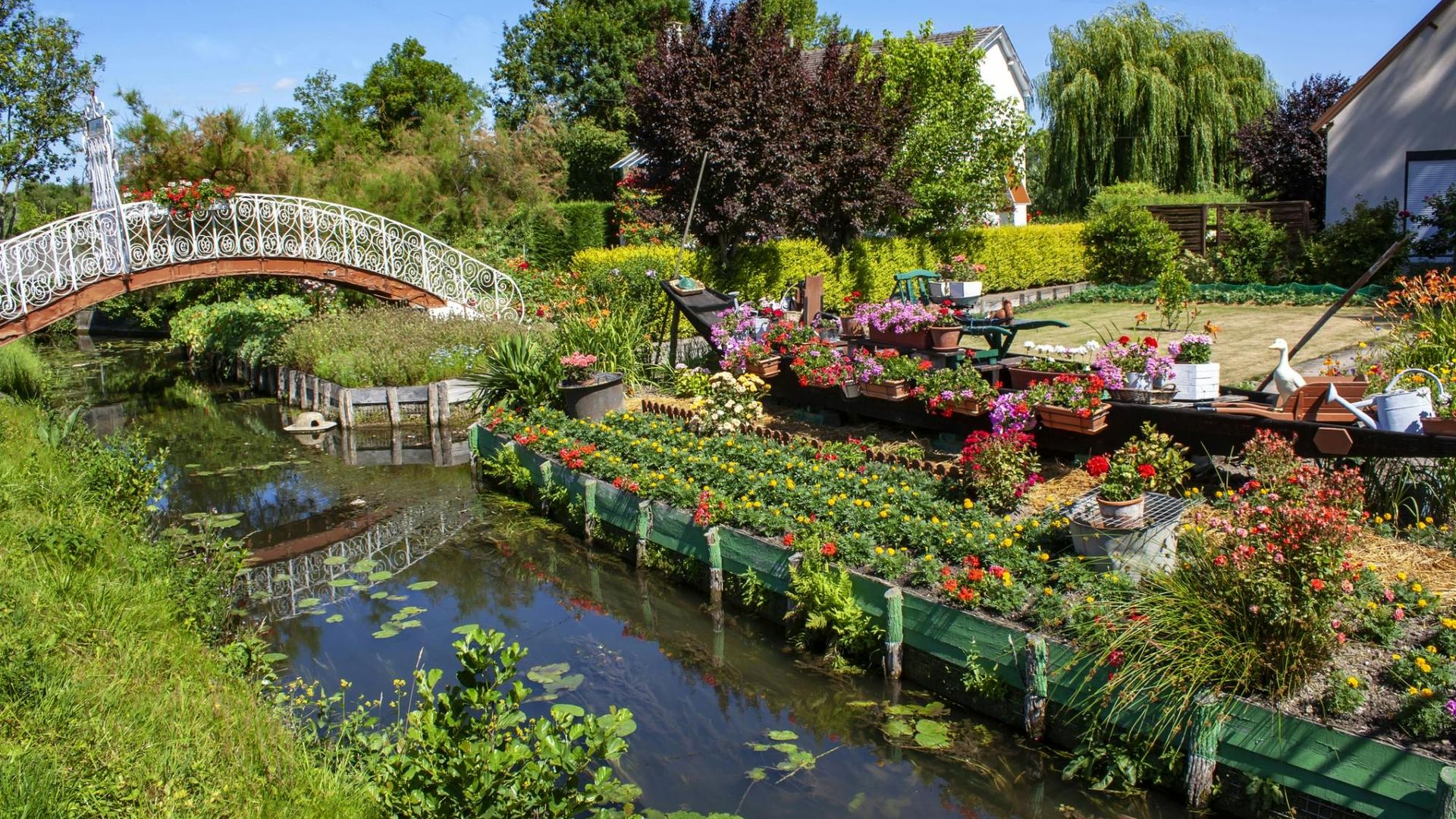 Amiens audio walking tour with monuments and canals