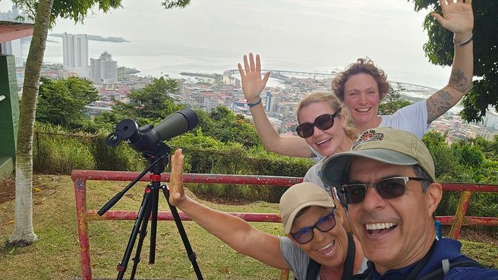 Sunrise Walking Tour to Ancon Hill with Fruits and Breakfast