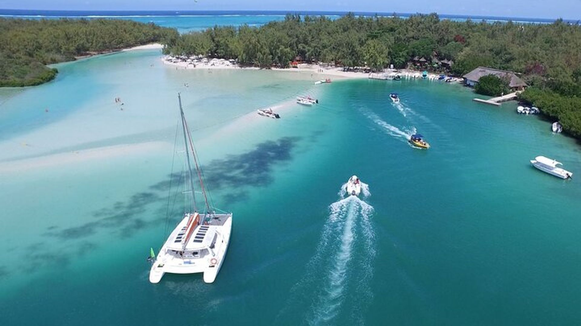 All inclusive CATAMARAN with BBQ : Ile aux cerf & GRSE waterfall