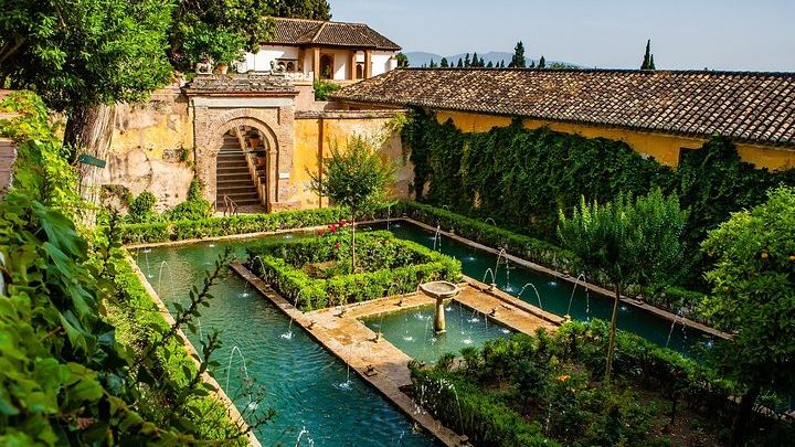 Alhambra Private Guided Skip-the-Line Tour with Nasrid Palaces