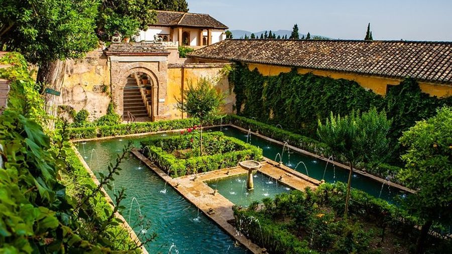 Granada: Alhambra and Alcazaba Private Skip-the-Line Tour