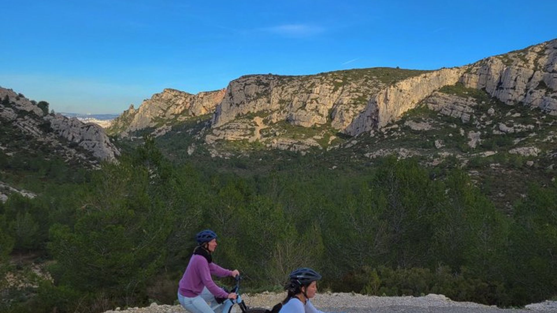 Visite en vélo électrique des calanques de Marseille en petit groupe