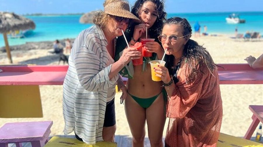 Nassau Private Half-Day Island-Hopping Snorkeling Tour with Drinks