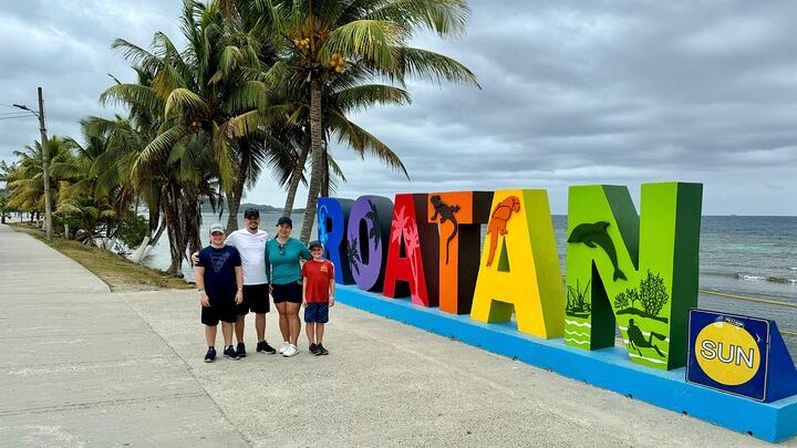 Explore the Best of Roatan with Our Fully Customizable City Tour