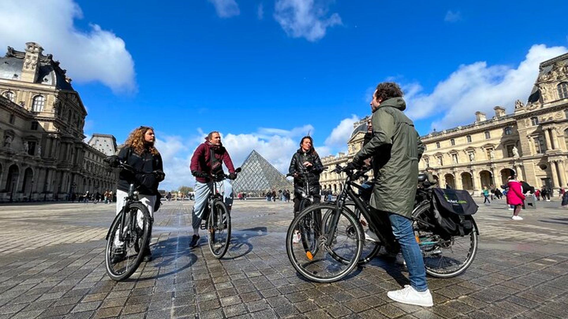 Paris : Private electric bike tour with wine and cheese tasting