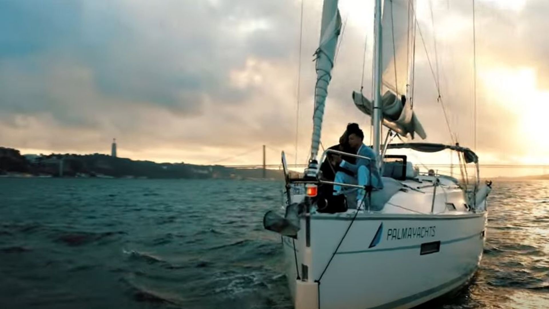 Lisbon Romantic Private 2h Cruise with sparkling wine