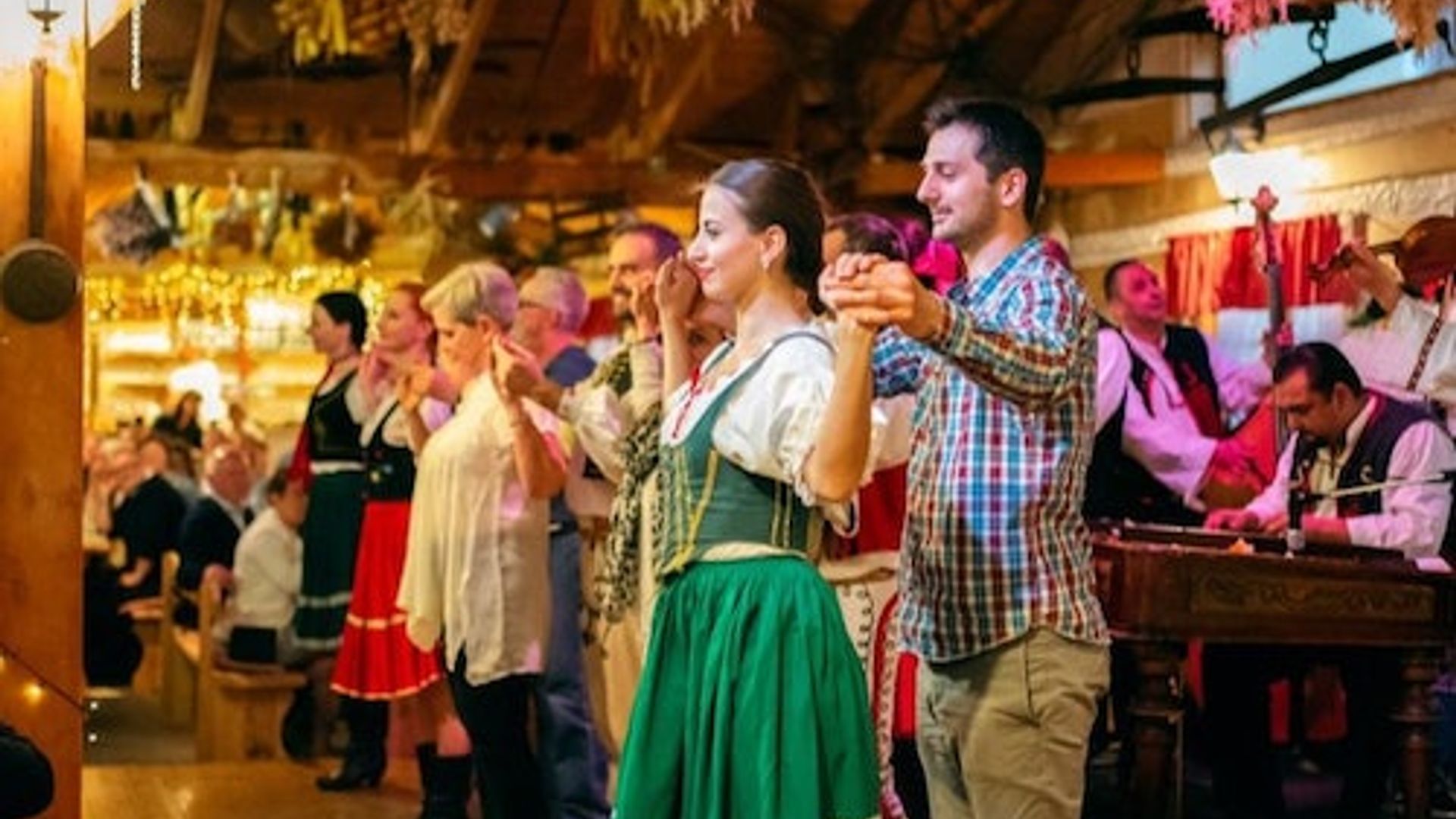 Prague: Traditional Dinner with Folk Show & Unlimited Drinks