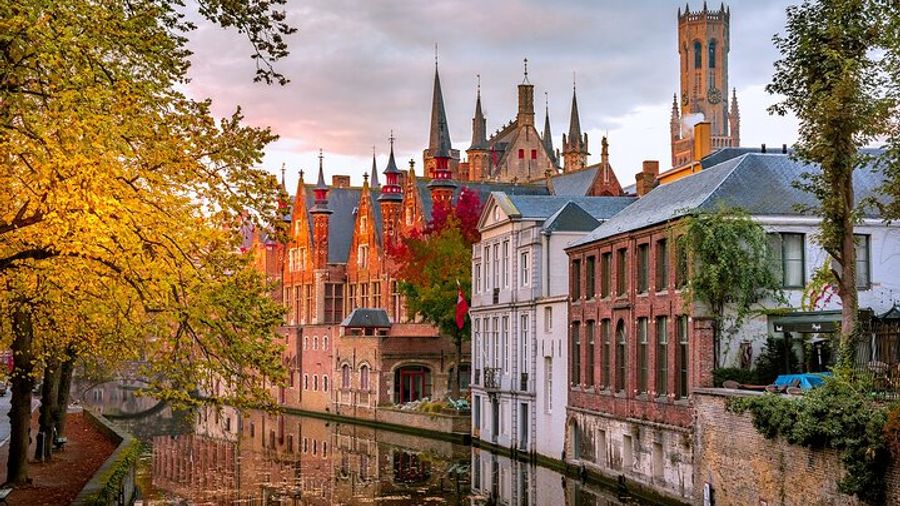 Bruges: City Highlights Walking Tour With Games and Snacks