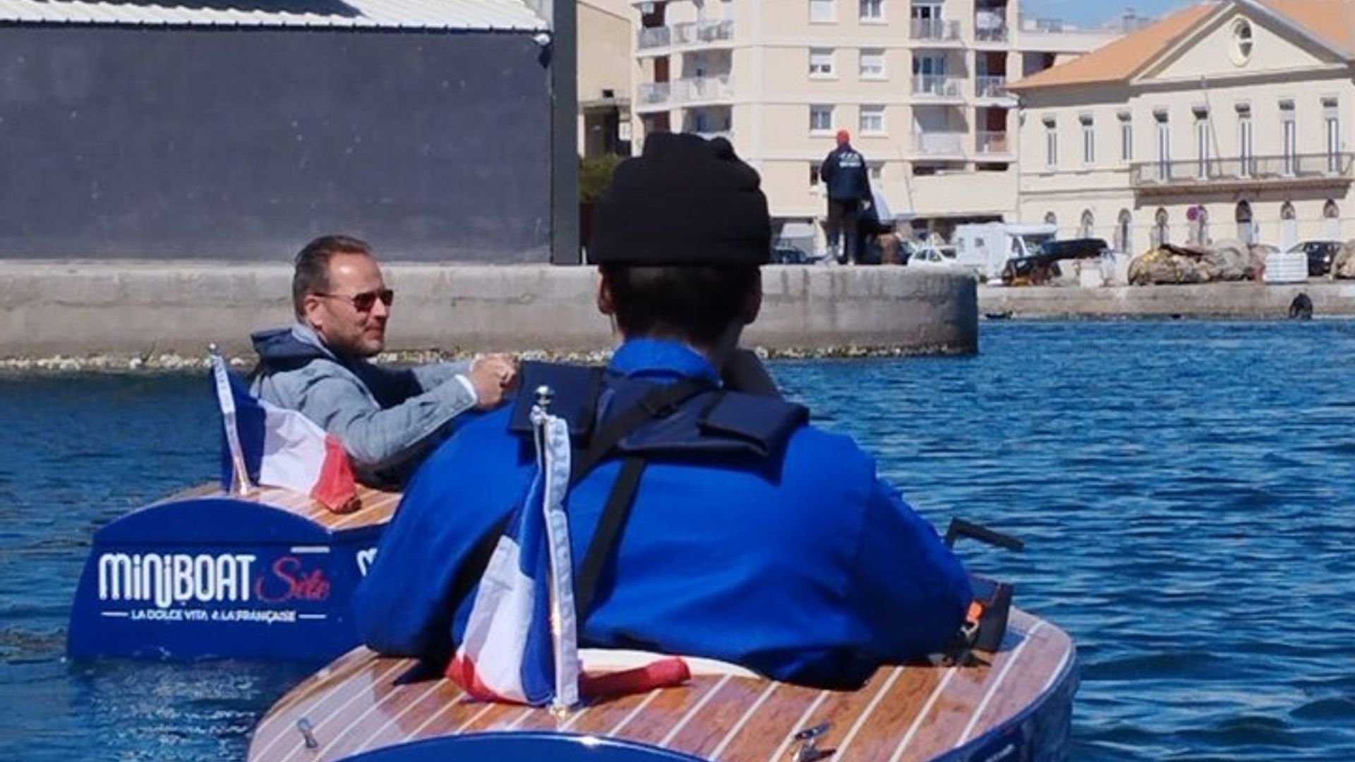 Sète mit dem Miniboot bei Sonnenuntergang