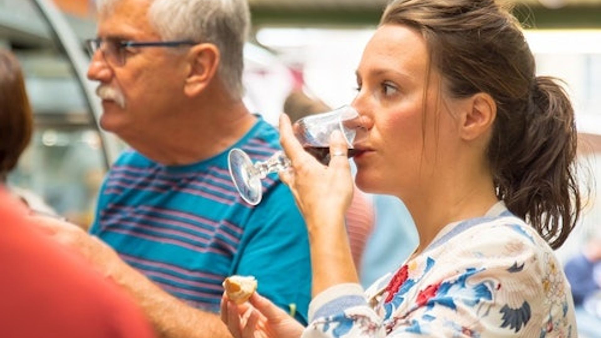 Paris: Marché d'Aligre Guided Walking Food Tour