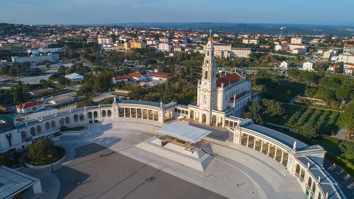 Fatima, Batalha, Nazare, Obidos Small Group Tour From Lisbon