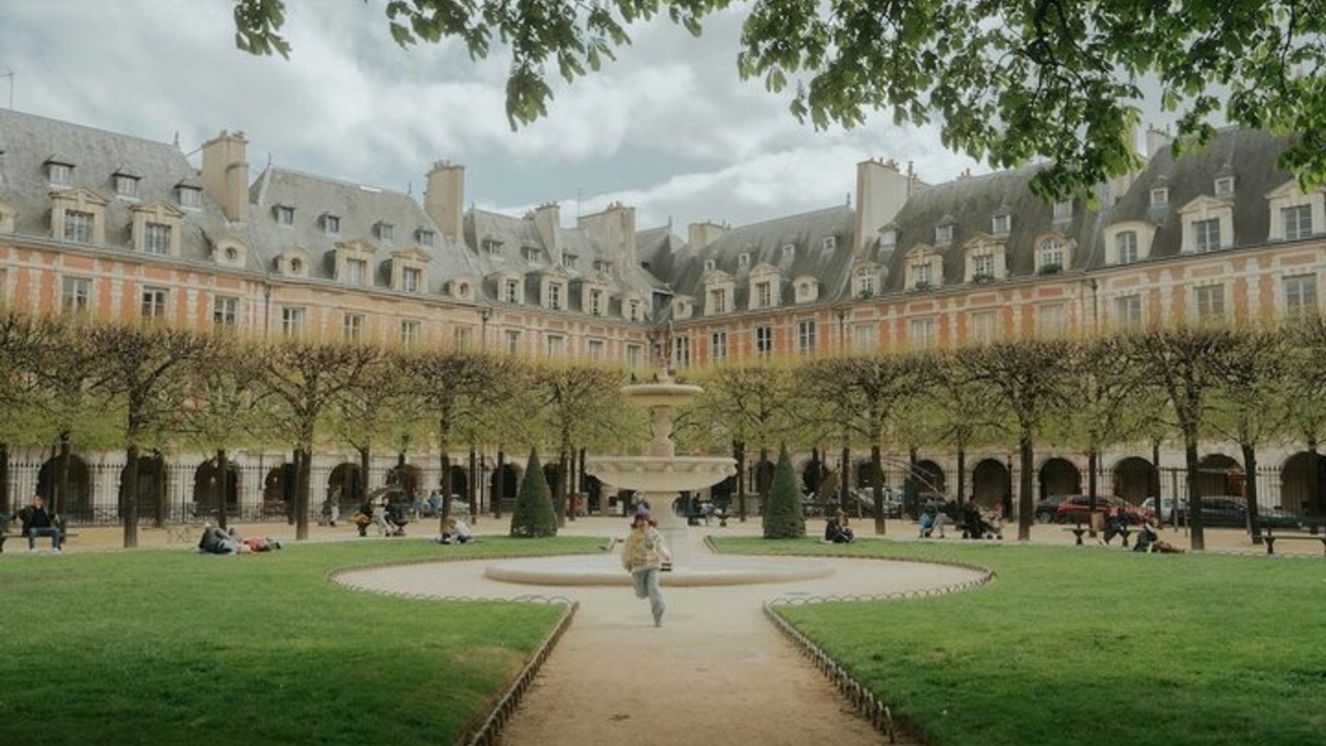 Le Marais Small-Group Walking Tour & Wine Tasting by the Seine