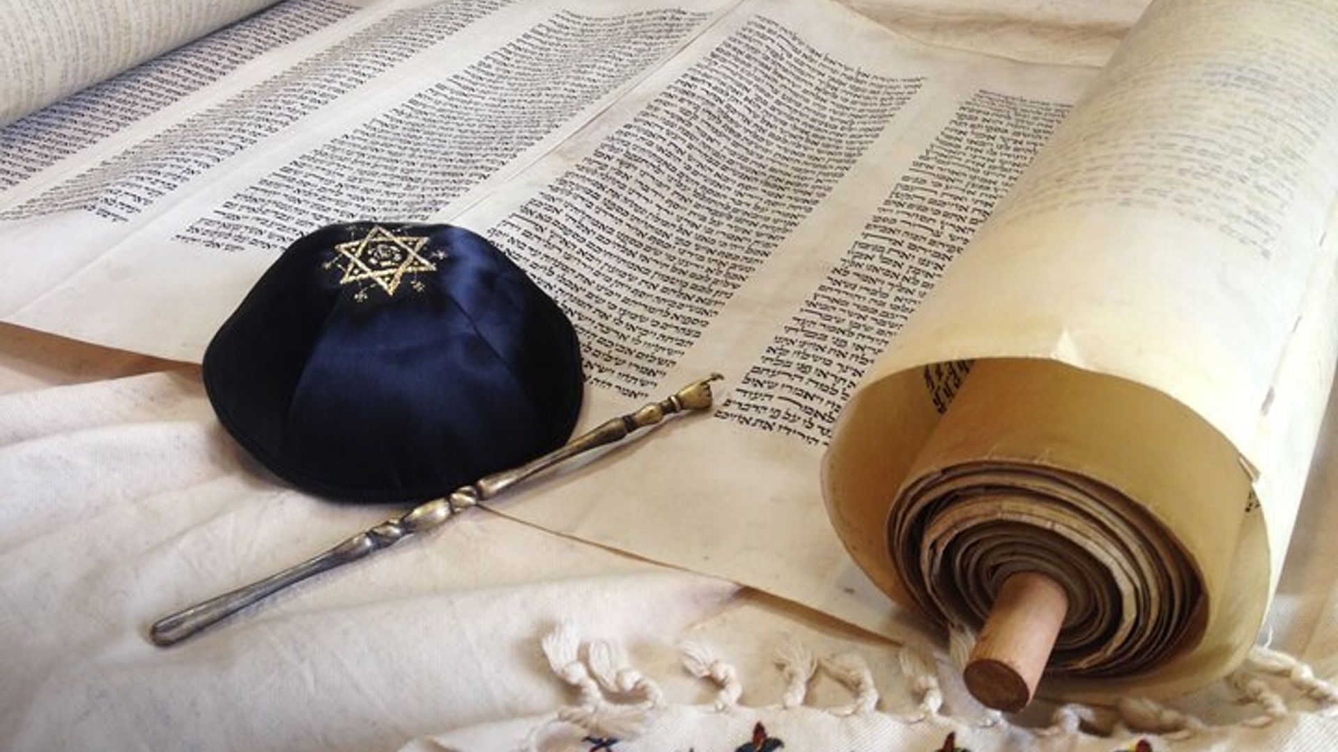 Skip-the-line Jewish Museum and Synagogues Private Tour