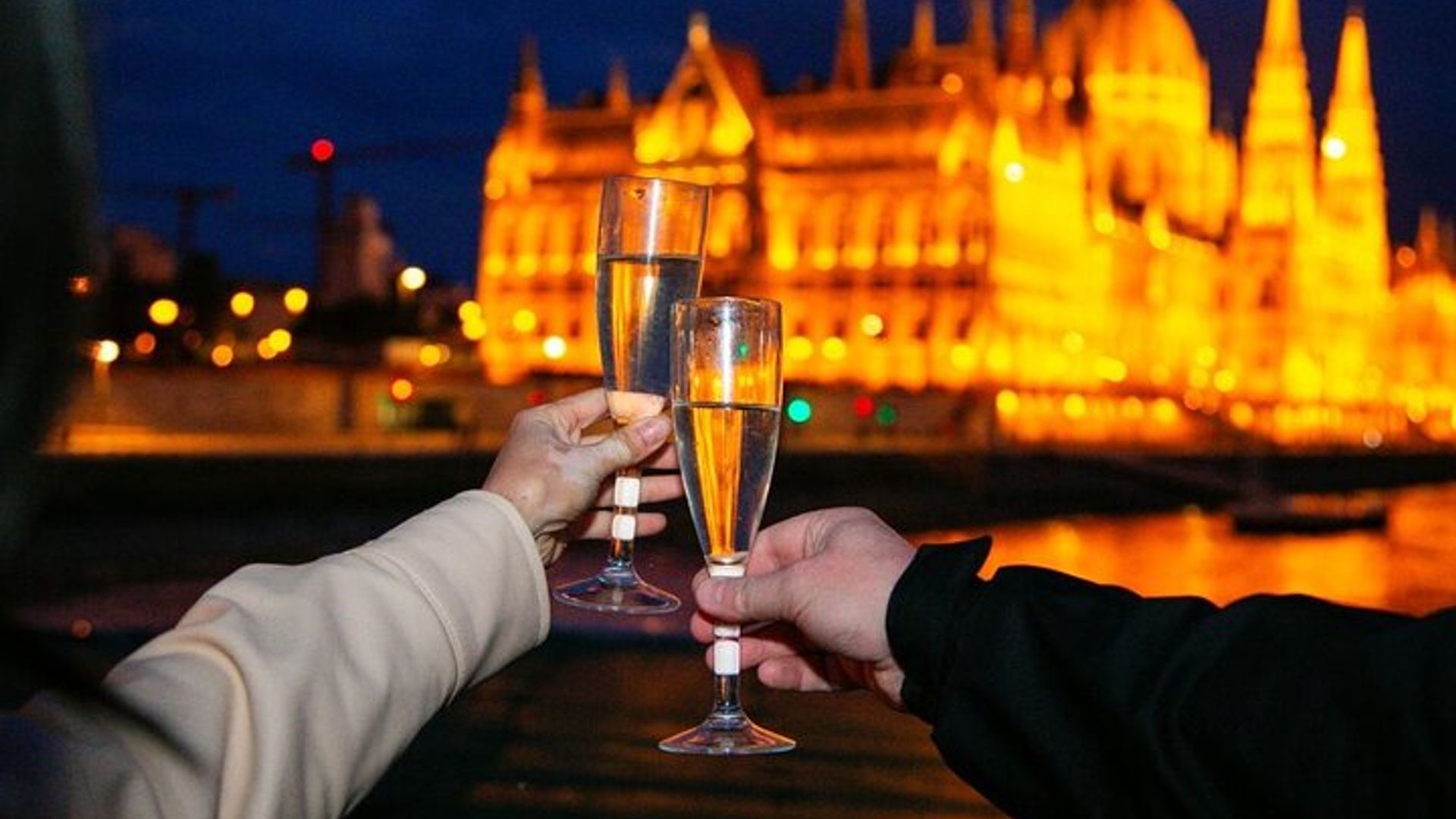 Budapest: Sunset Danube Cruise With Prosecco
