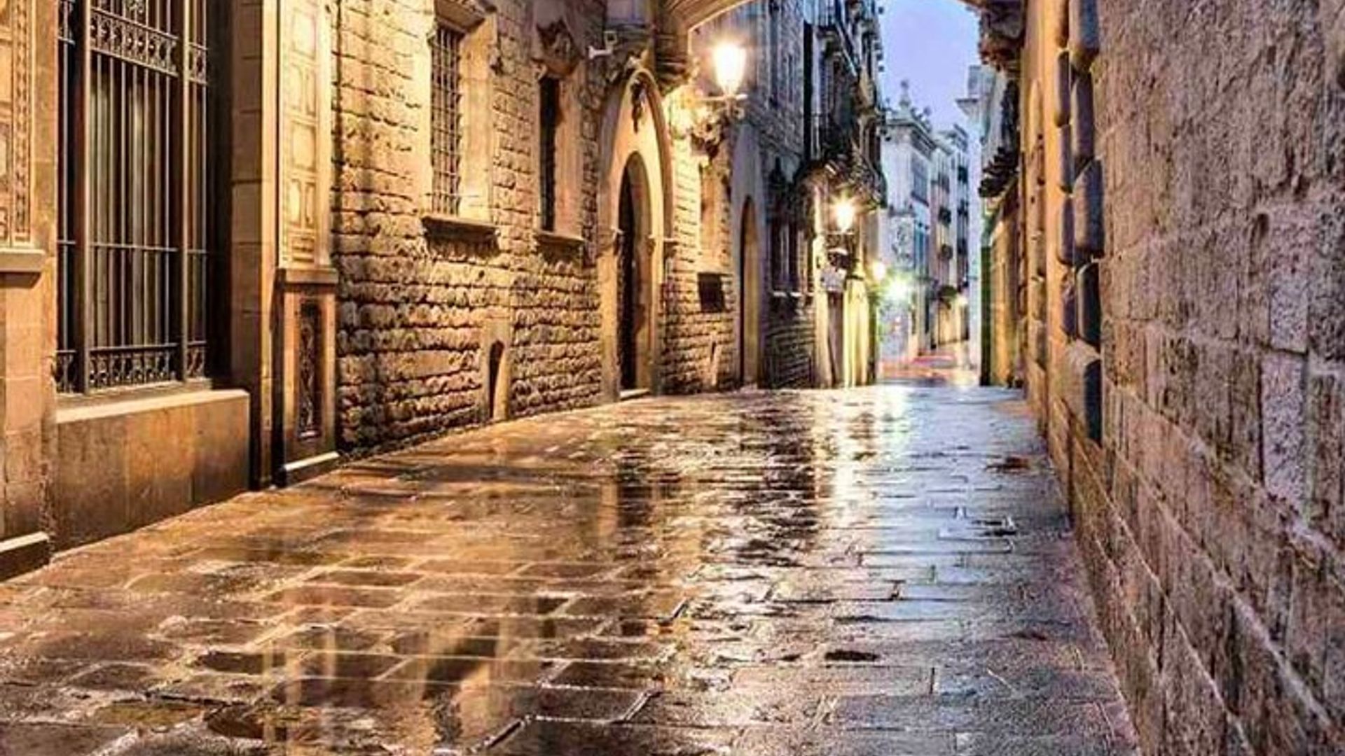 Gothic Quarter Small-Group Guided Walking Tour with Sangria