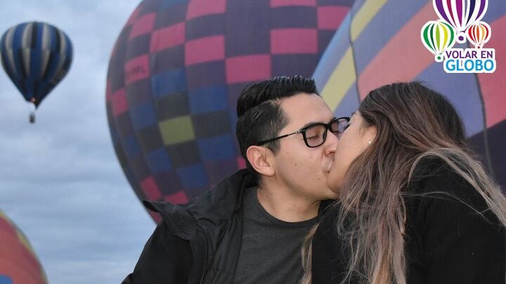 Hot air balloon flight with glass of champagne during the flight from Teotihuacán