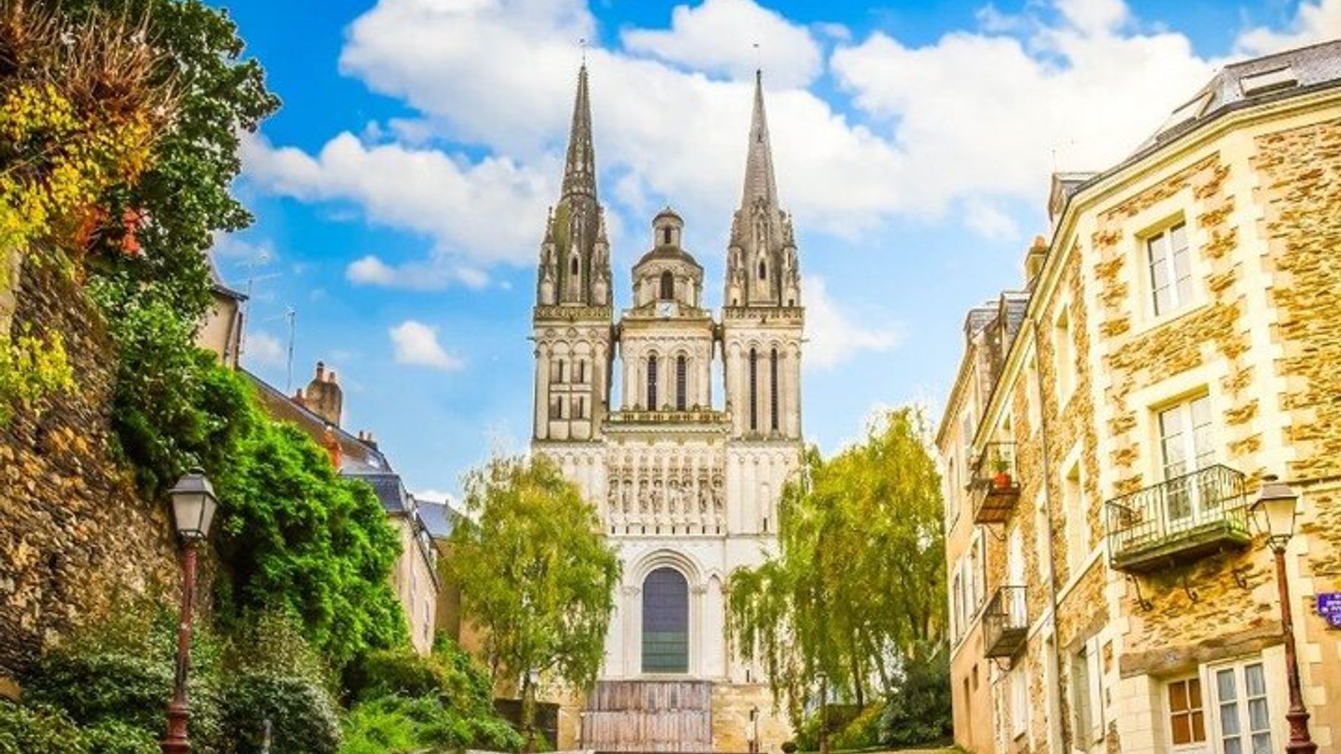 TOP Angers: Private Guided Tour with Your Mobile