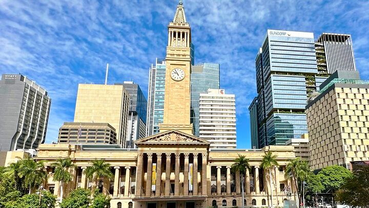 Brisbane Small-Group Walking Tour with Snacks and Gift