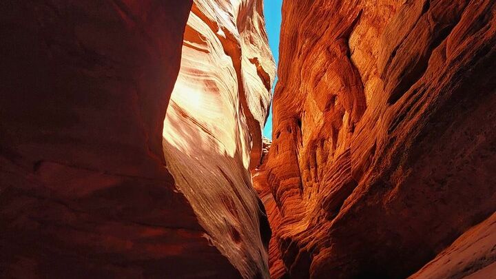 Small-Group Off-Road Vehicle and Hiking Tour to Slot Canyon