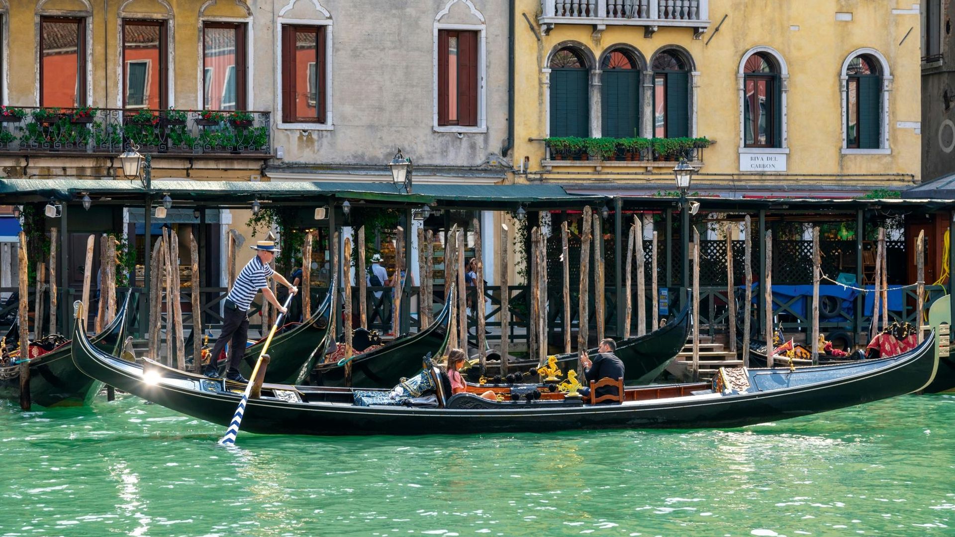 Private Off-the-Beaten-Track Gondola Tour in Venice