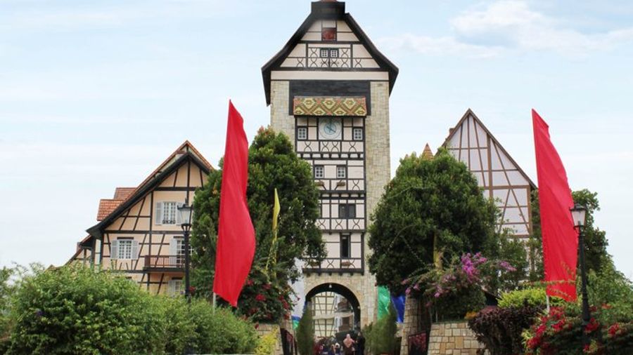 Colmar Tropicale and Batu Caves Day Trip (SIC - Join In Tour)