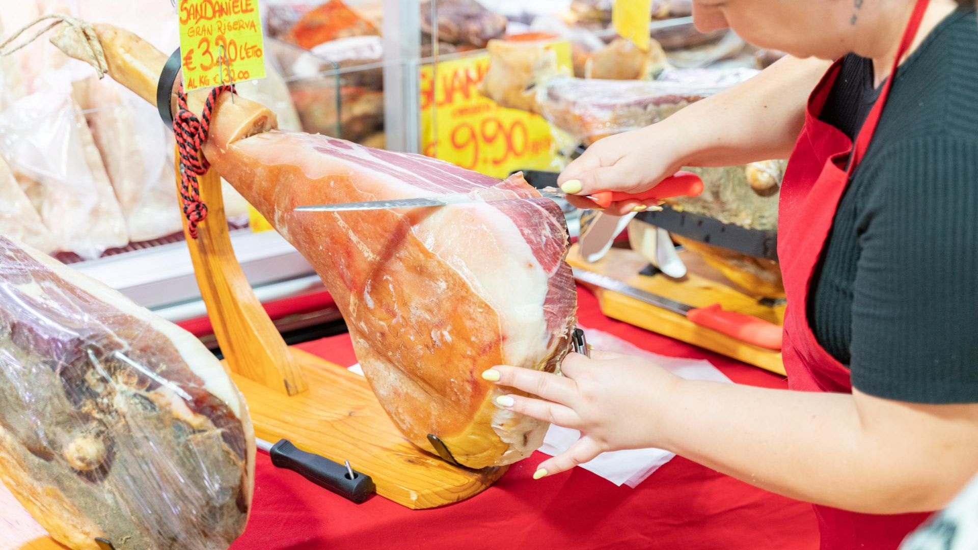 Small-group Street food tour in Modena with an expert local home cook