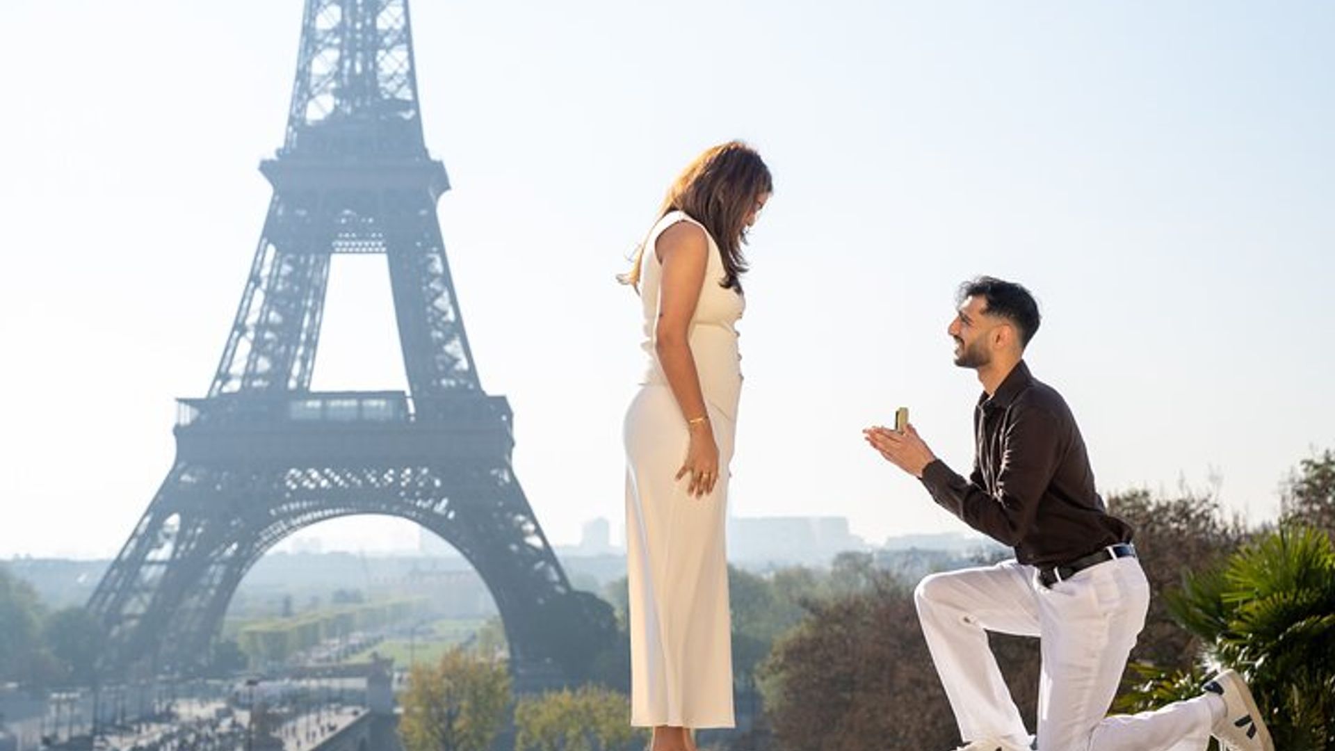 Séance photo à Paris avec photographe devant la tour Eiffel
