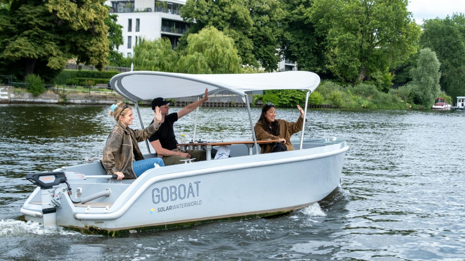 1 Hour Boat Rental Sightseeing Experience in Berlin