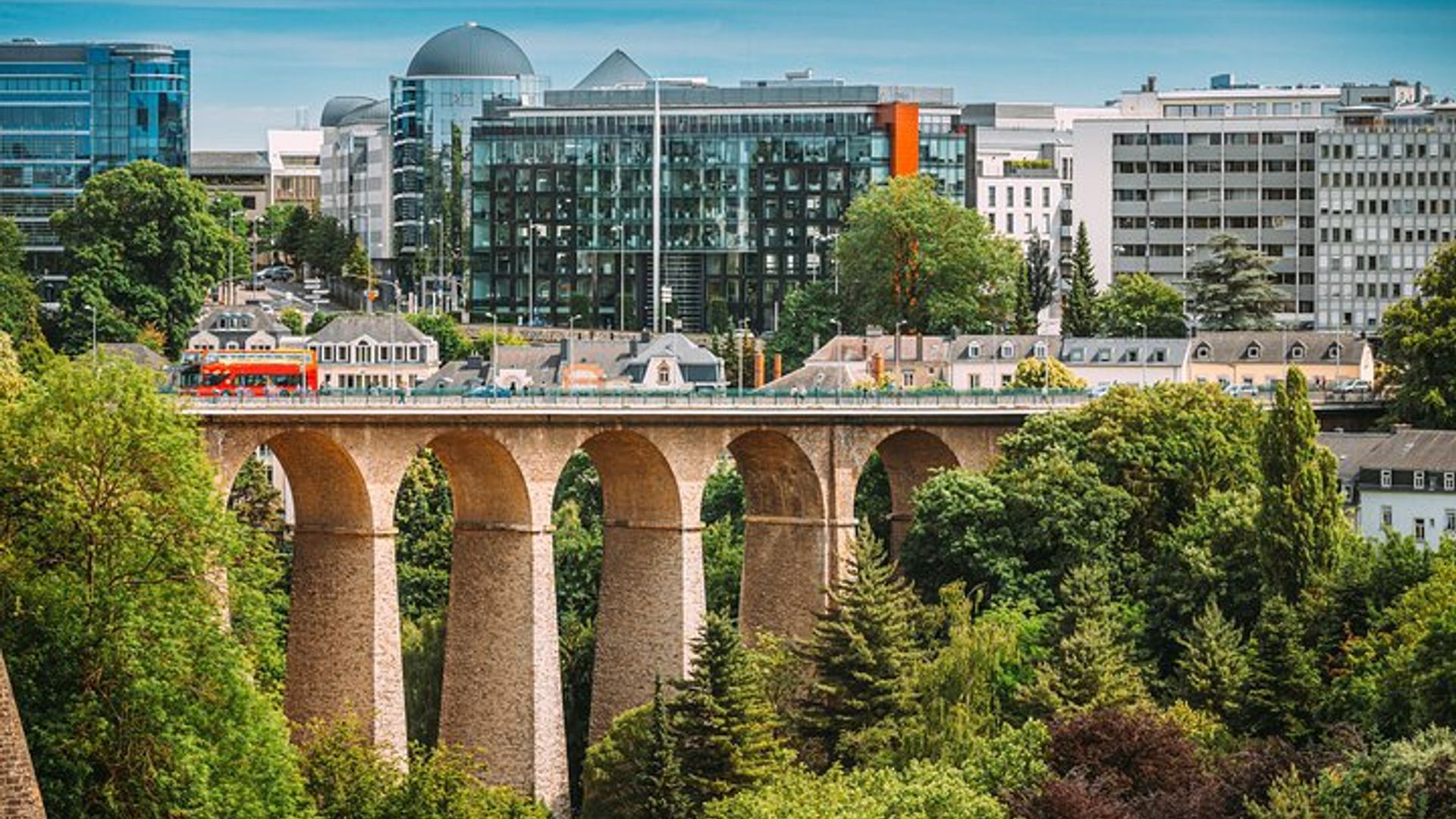 Traslado privado: Amsterdam>Luxemburgo, 2h Parada en el Castillo de Vianden