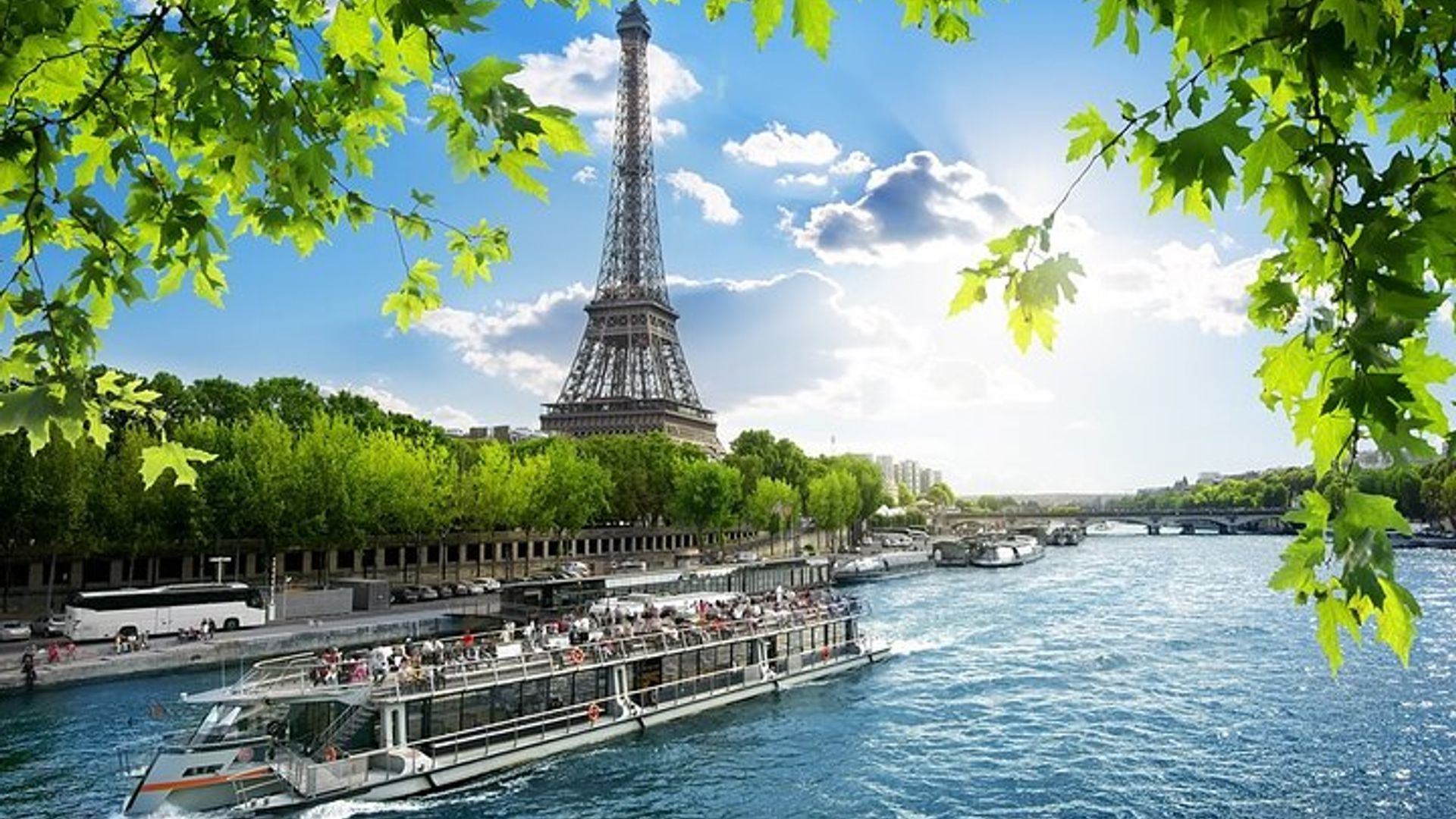 Paris Seine River Cruise with Open-Air Deck, Audio Commentary